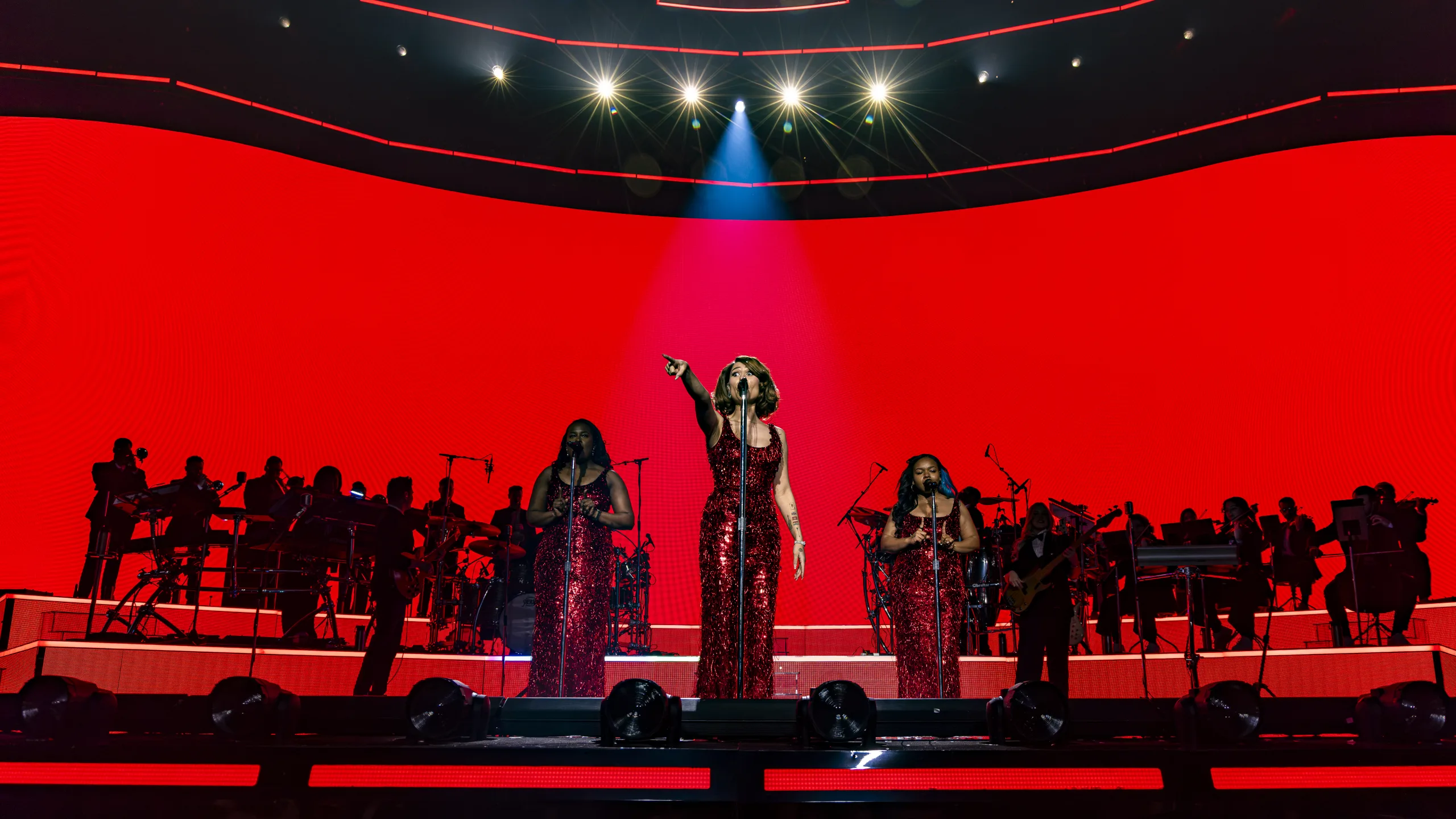 RAYE tritt auf der Bühne der Uber Arena in Berlin auf.